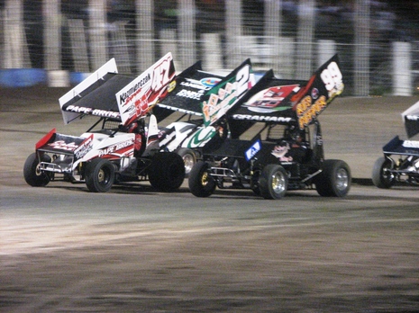 Brady Stevenson leading the feature 3 wide at the Bullring River Cities Speedway